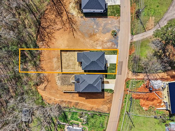 4th image of 930 Lullwater Rd