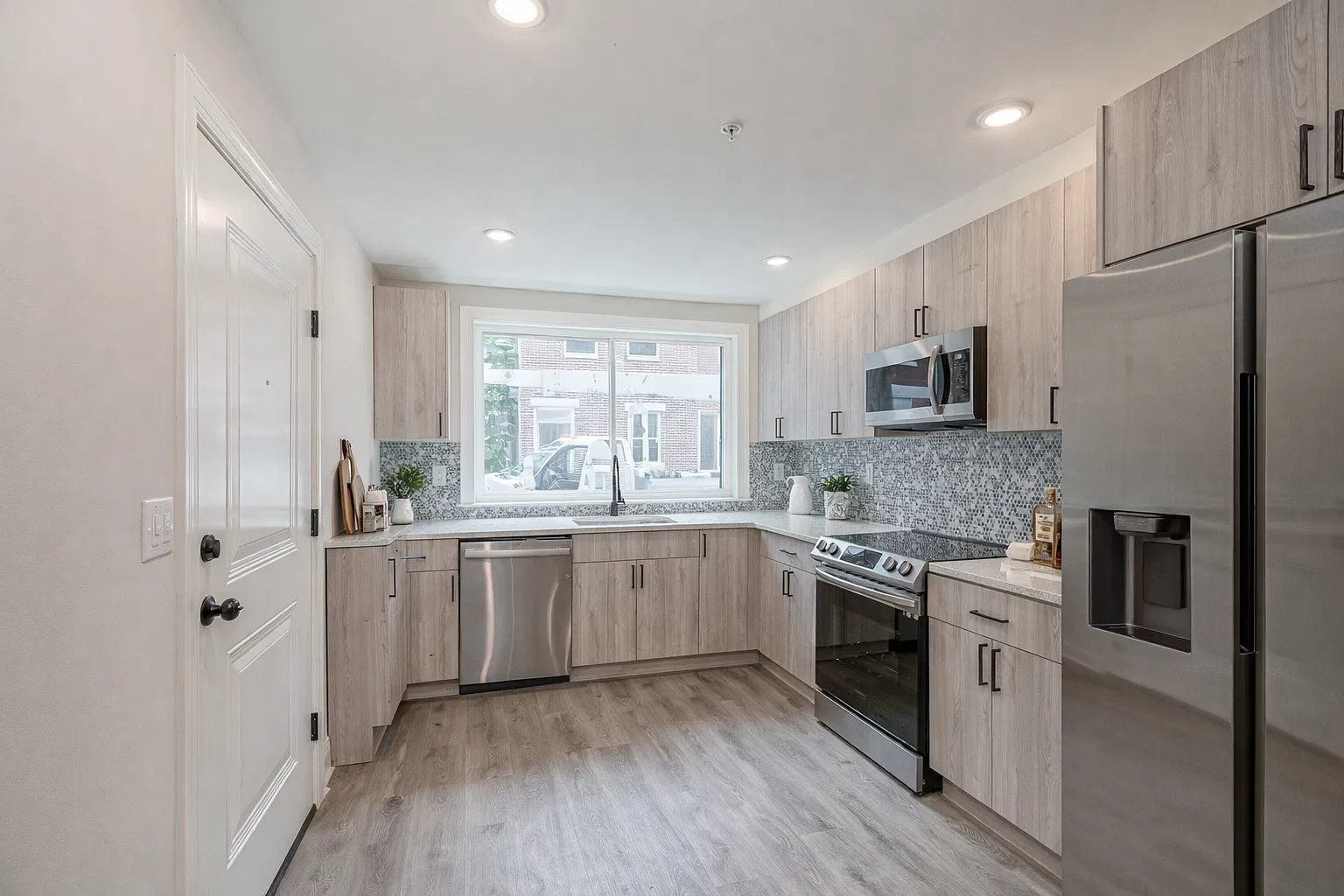 5 bed, 1700 sqft, $3,749 — Photo 1