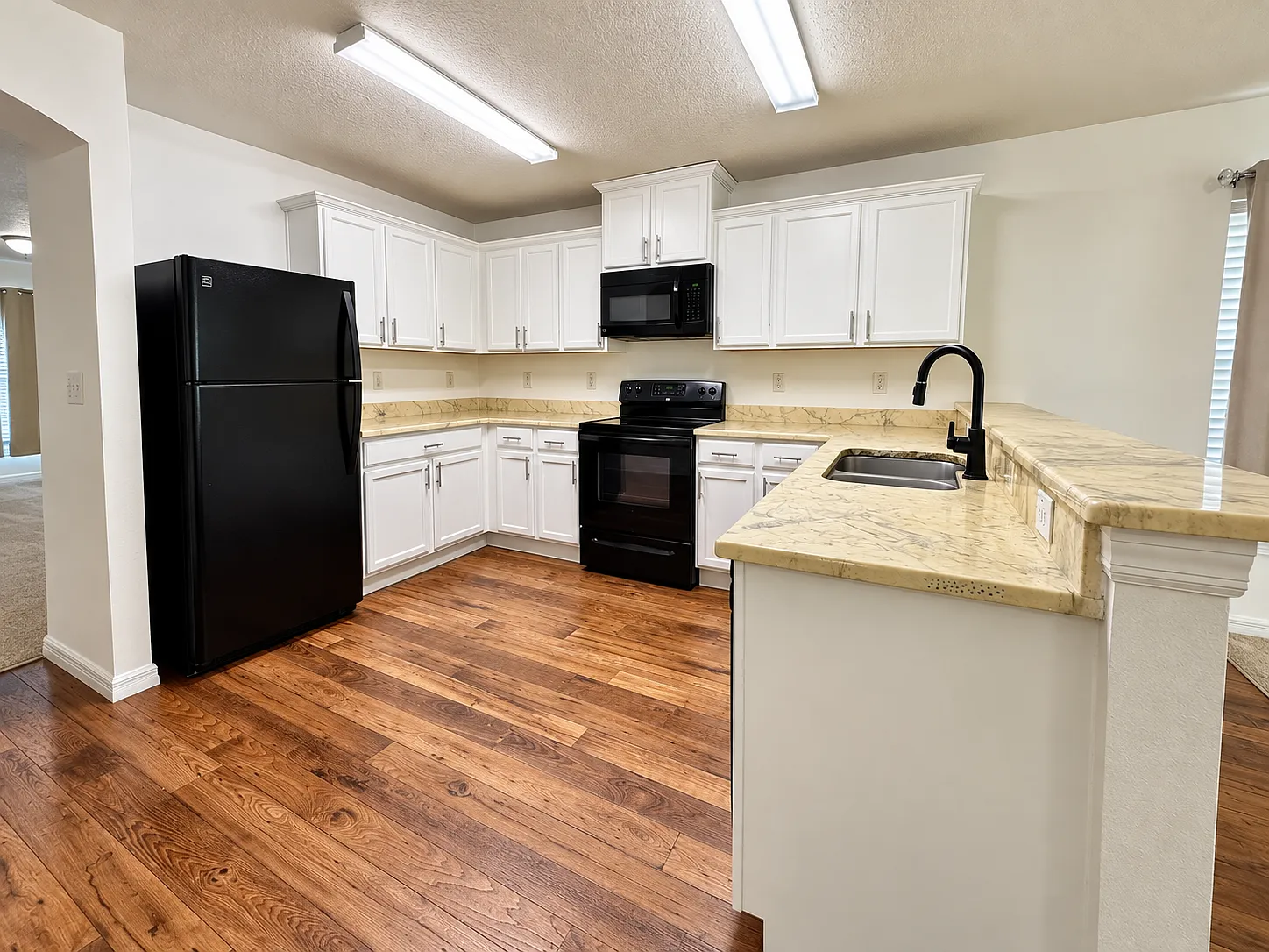 4 bed, 2.0 bath, 1851 sqft, $2,495 — Photo 4