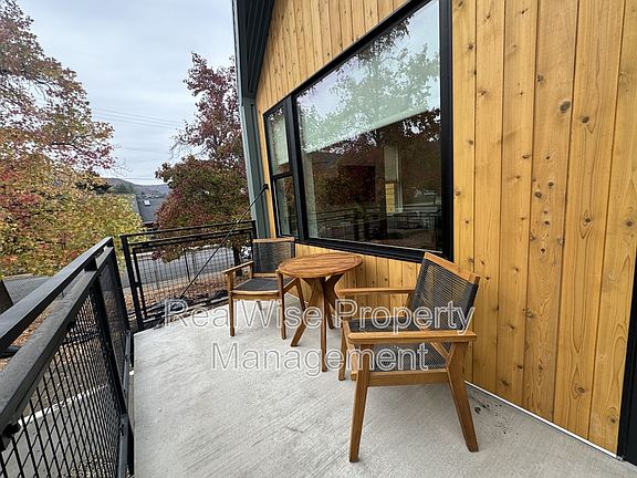 5th image of 168 Garfield St Unit 103