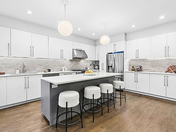 3rd image of 207 E 21st St APT 2/3D