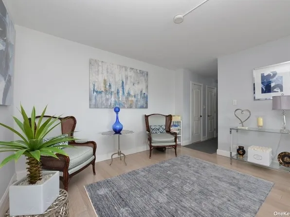 61-20 Grand Cent Parkway image 5 of 32