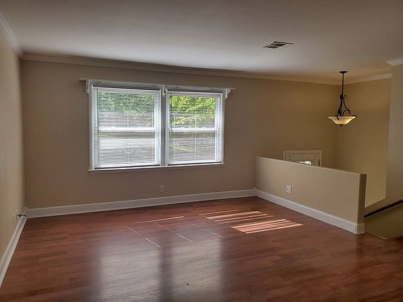 3rd image of 203 Robin Hood Dr