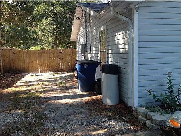 R/V Gate to back yard.