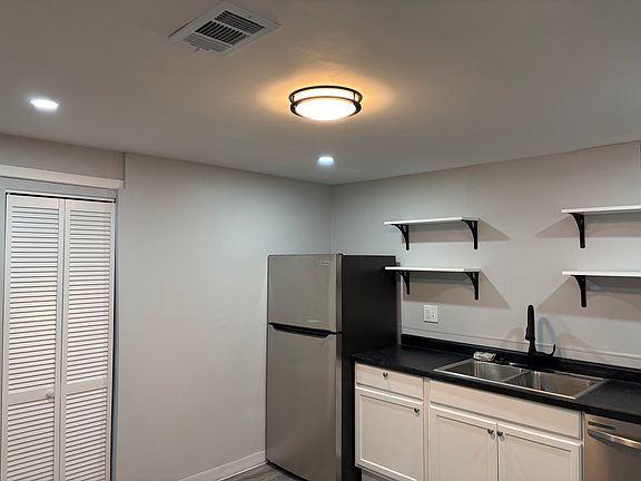 2nd image of 5095 Minerva Ave #2B