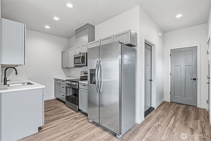 5th image of 230 Glengate Street