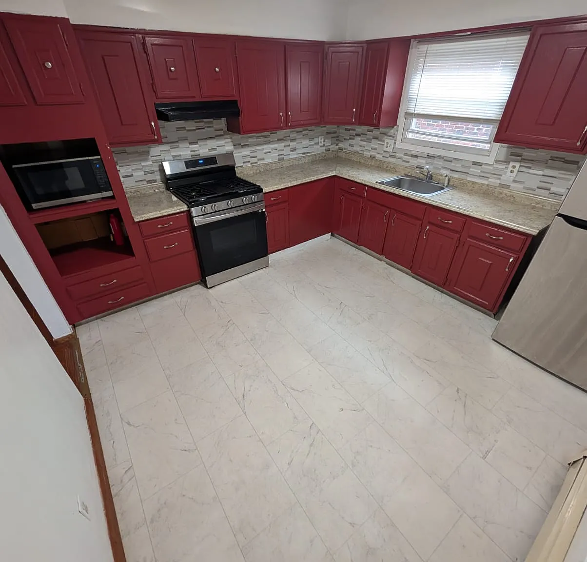 3 bed, 1919 sqft, $3,300 — Photo 3