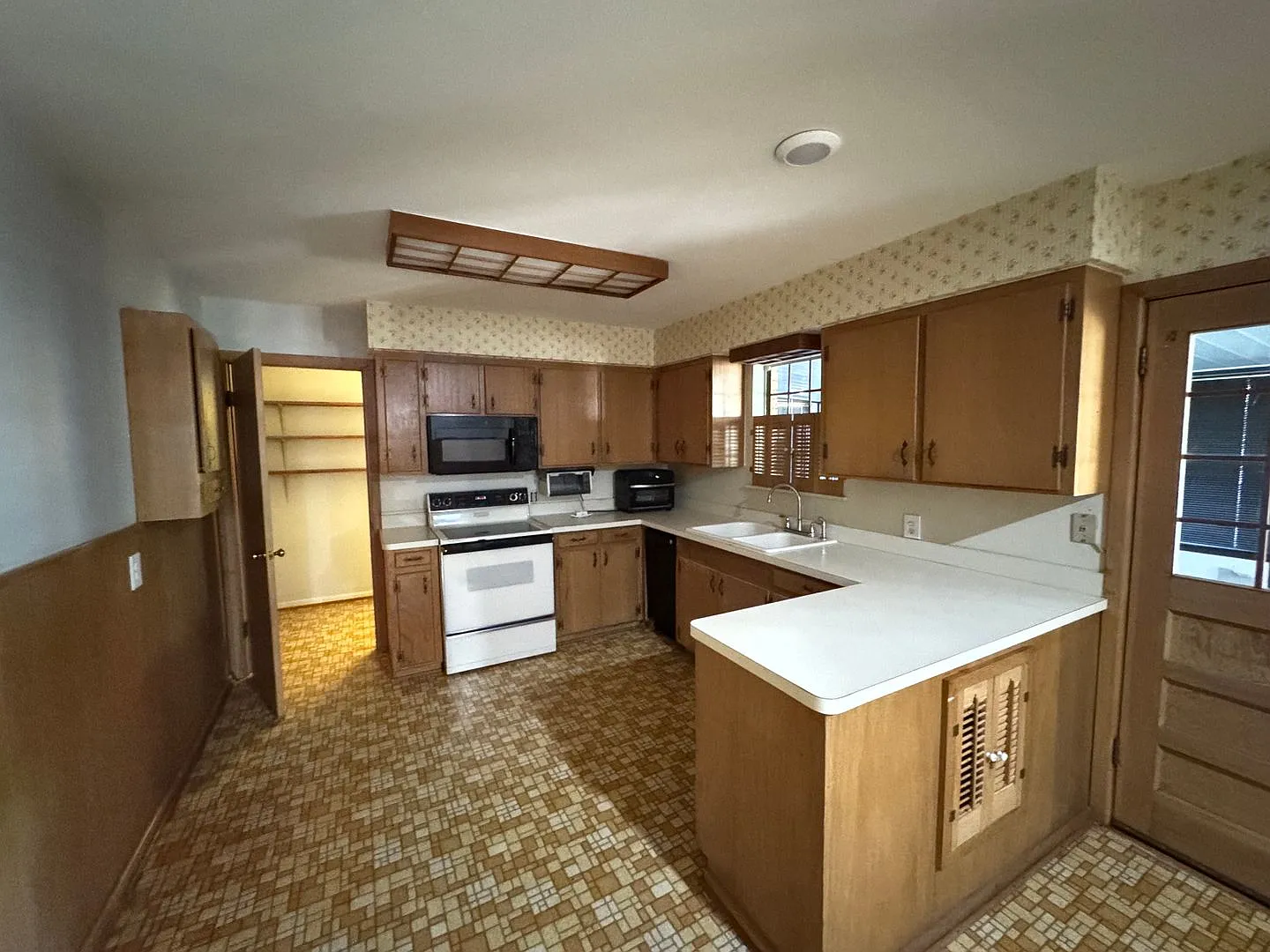 Spacious Central Waco Home — Photo 2