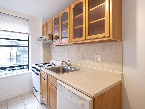 4th image of 79 Haven Ave #16A
