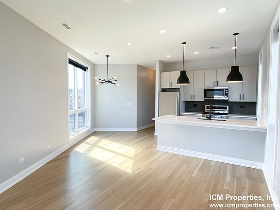 3rd image of 1052 W Cornelia Ave #11B