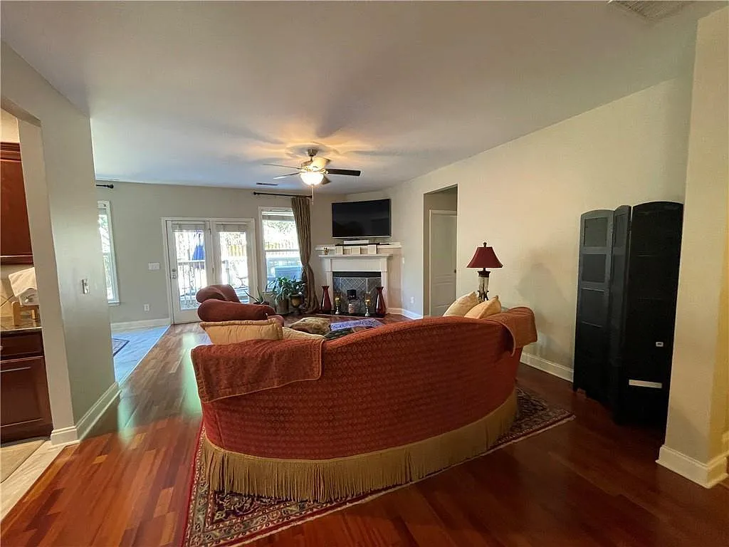 5 bed, 3.0 bath, 3536 sqft, $3,000 — Photo 4