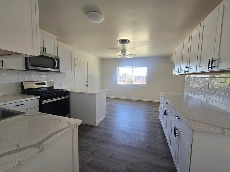 1200 W Water St — Photo 4