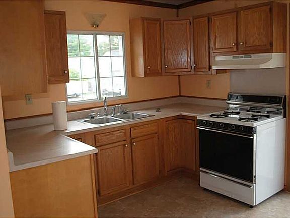 5th image of 222 E 8th St