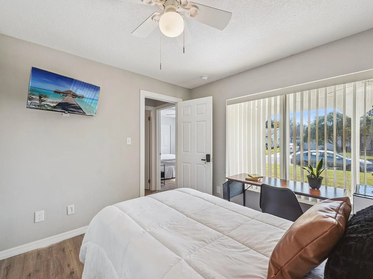 4 bed, 2.0 bath, 1596 sqft, $797 — Photo 2