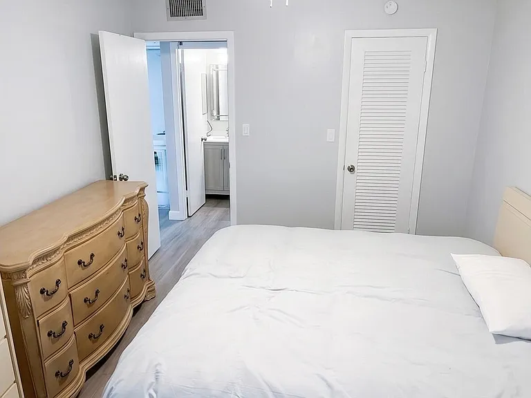 25 Upminster #25-B — Photo 8