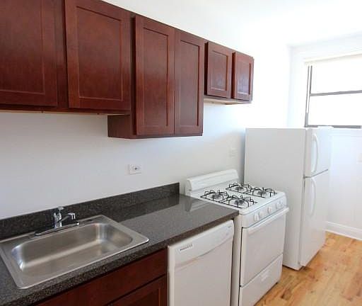 2nd image of 823 W Waveland Ave