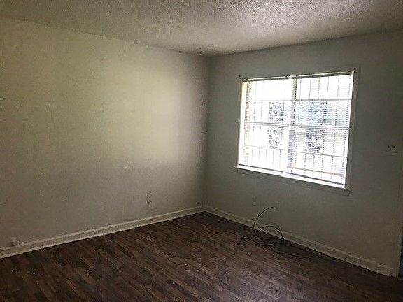 3rd image of 697 Whitehaven Ln