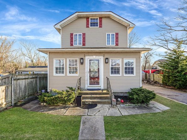62 Moffitt Boulevard, East Islip, NY 11730