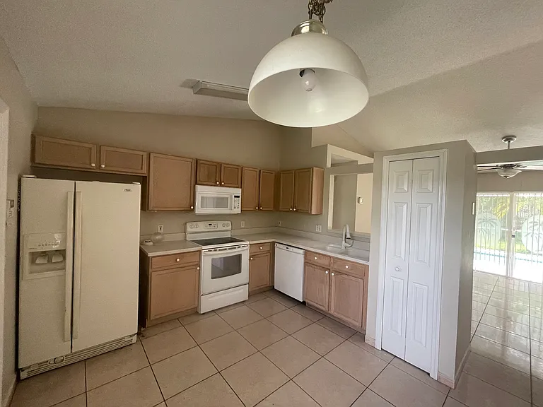 569 Pinehurst Cv — Photo 5