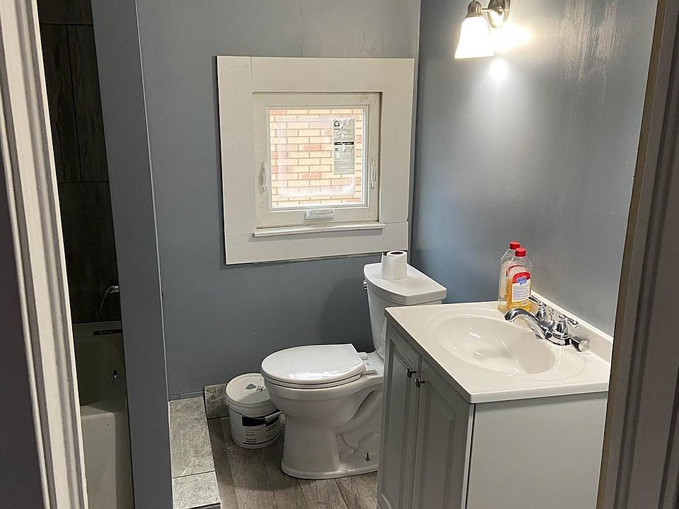 2nd image of 2140 Dickerson St