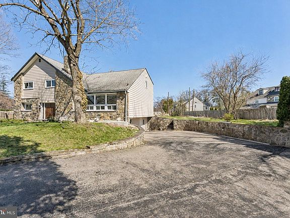 3rd image of 1011 Stanford Dr