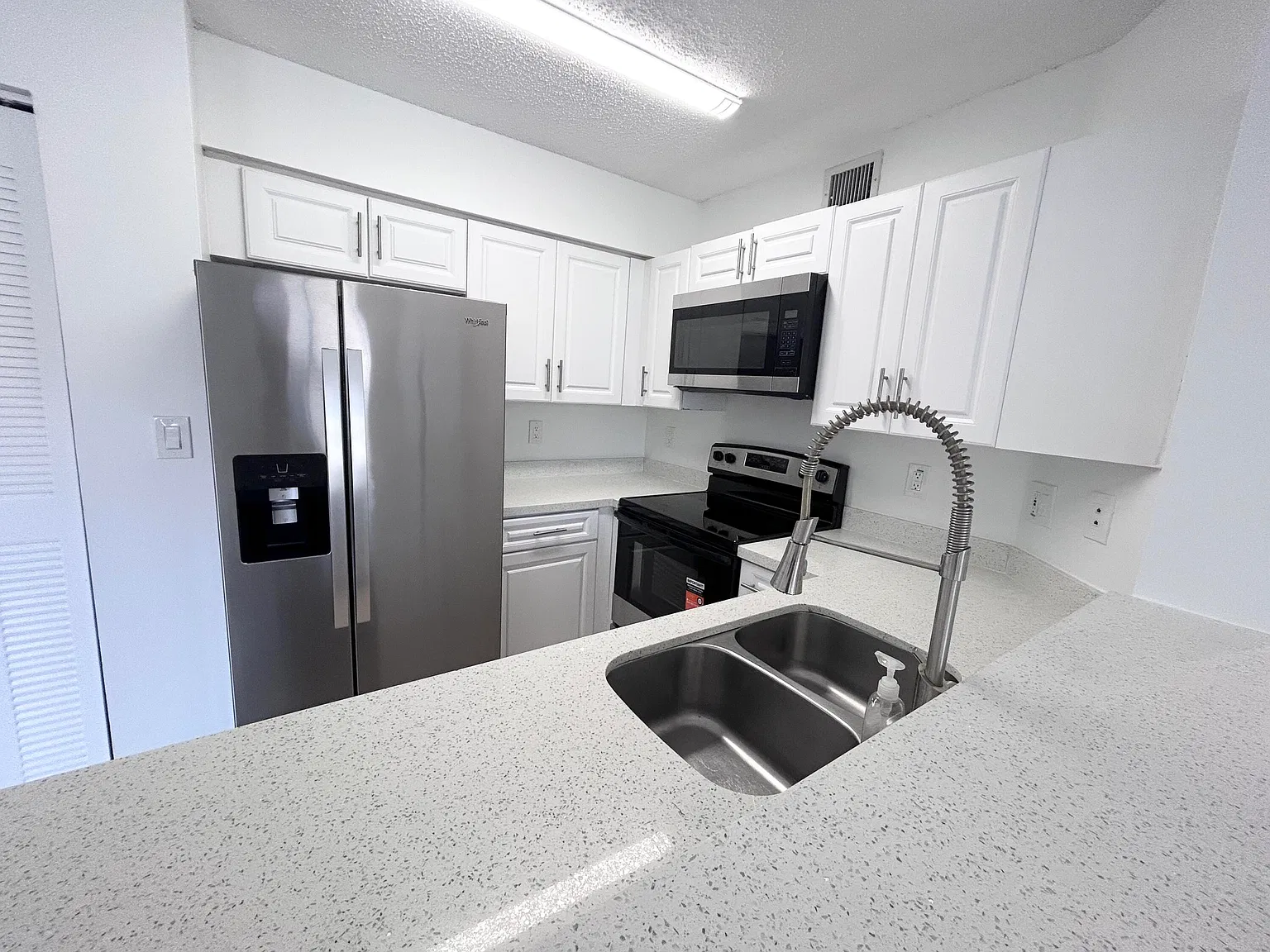 1 bed, 1.0 bath, 687 sqft, $1,800 — Photo 2