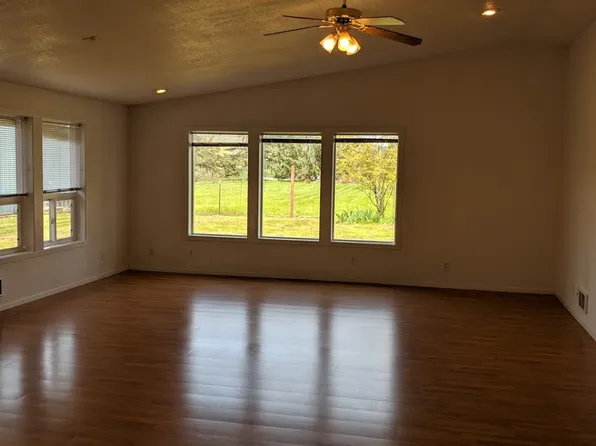 35633 Zephyr Way, Pleasant Hill, OR 97455