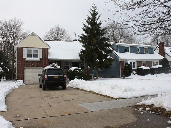 2nd image of 305 Mineola Blvd