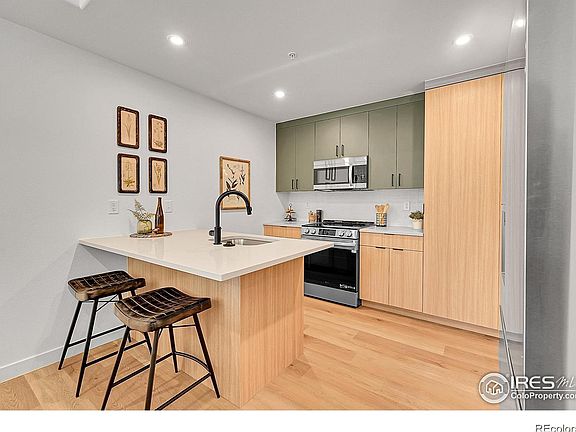 4th image of 771 E County Line Road