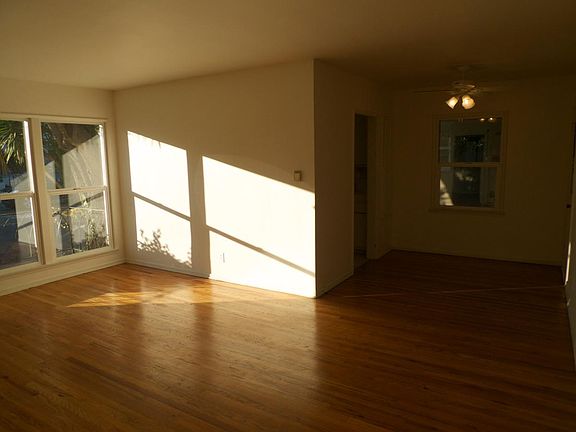 3rd image of 408 N Doheny Dr APT 1