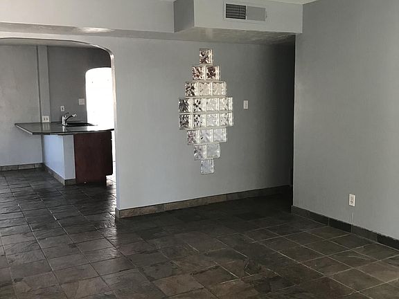 2nd image of 128 E Del Rio Dr