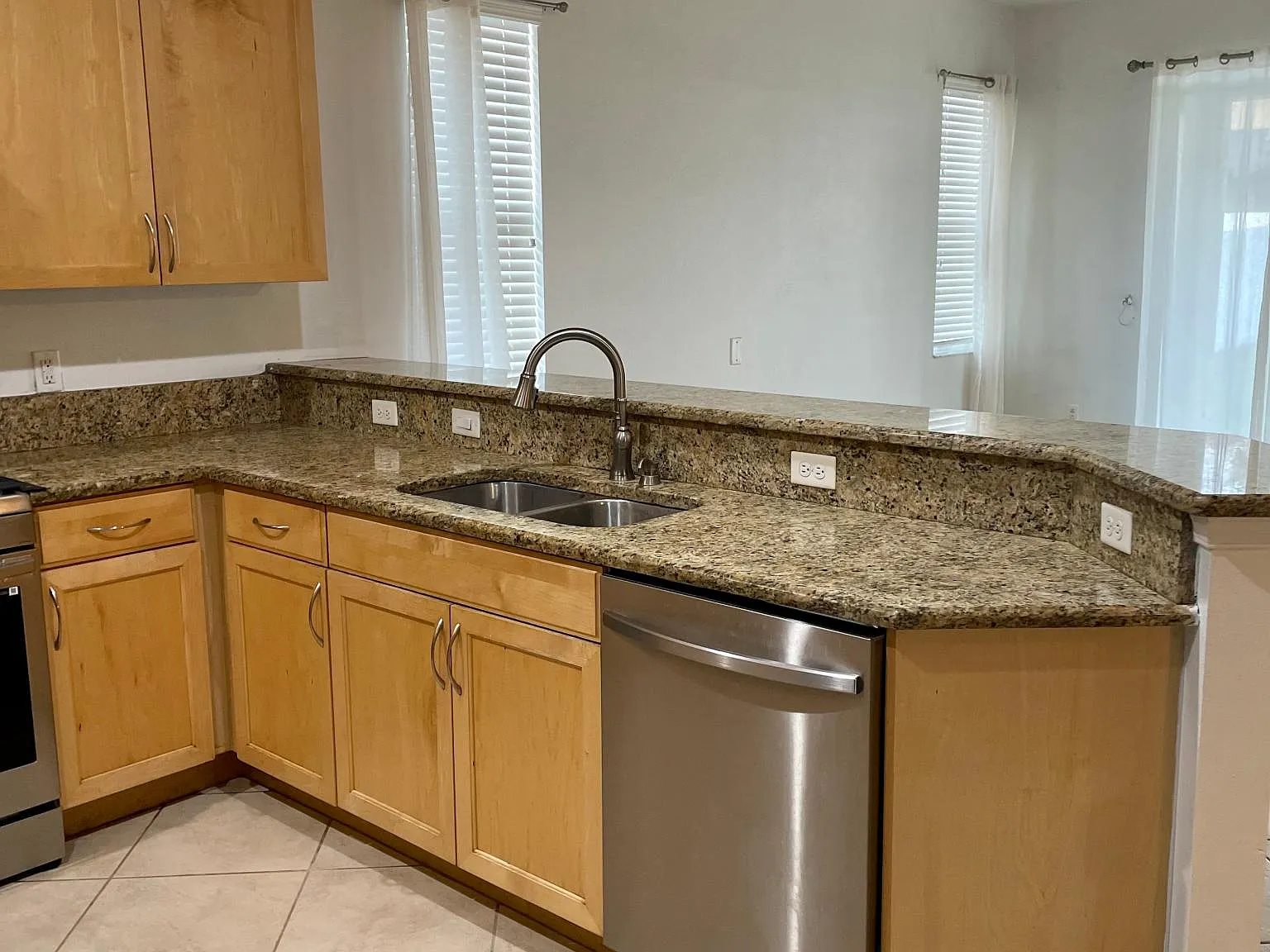 4 bed, 2.5 bath, 2585 sqft, $3,200 — Photo 4
