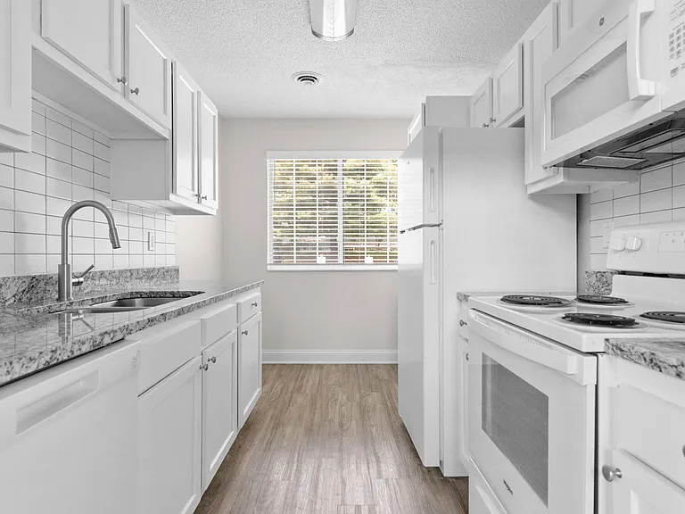 Hunters Lake Apartments — Photo 7