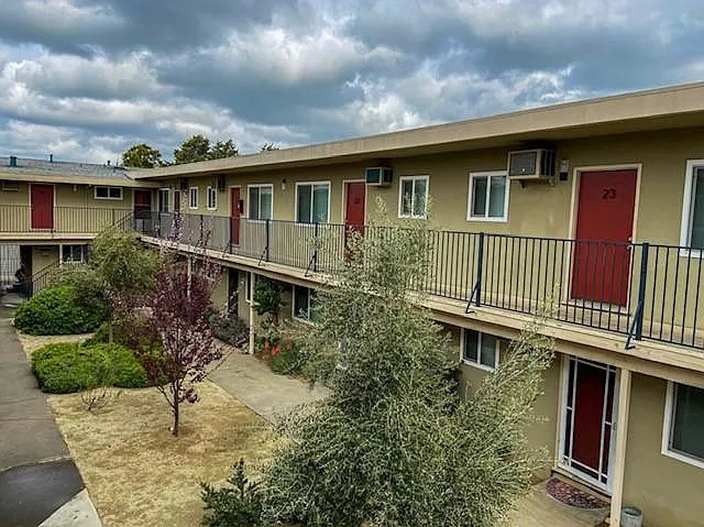 Newman Court — Photo 4
