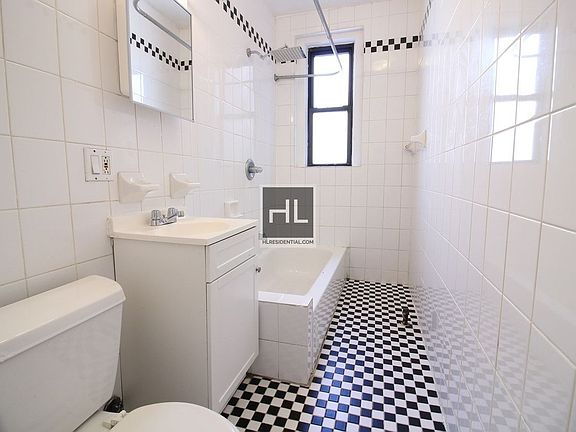 5th image of 2808 35th St APT 2E