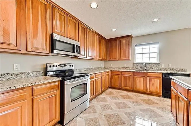 5 bed, 3991 sqft, $3,195 — Photo 3
