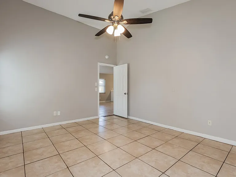 2027 Helm Ln — Photo 8