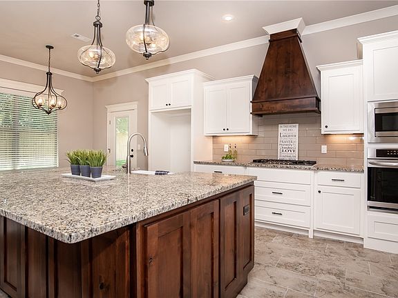 4th image of 1102 Sandalwood Pl