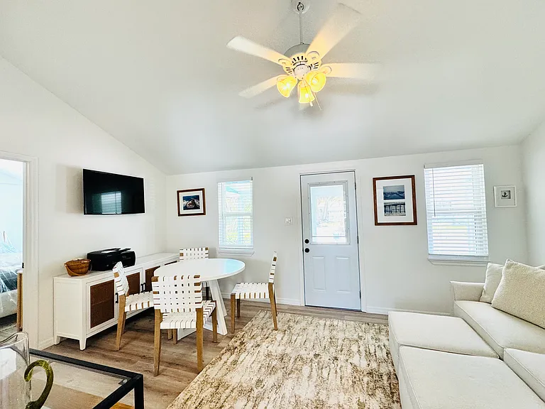 6980 Poinsettia Ave — Photo 16
