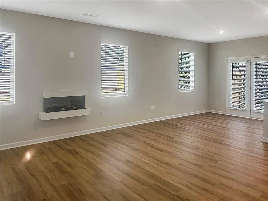 4 bed, 2.5 bath, 1877 sqft, $2,700 — Photo 2