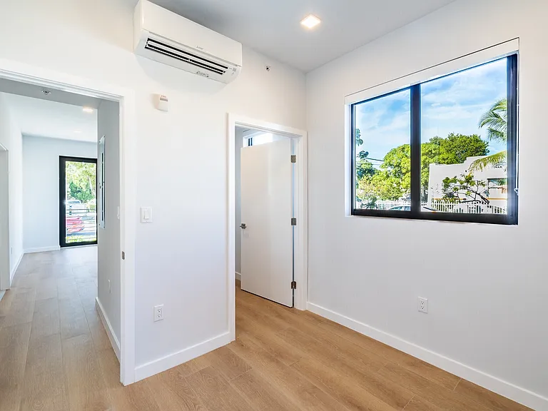 1376 SW 4th St #401 — Photo 11