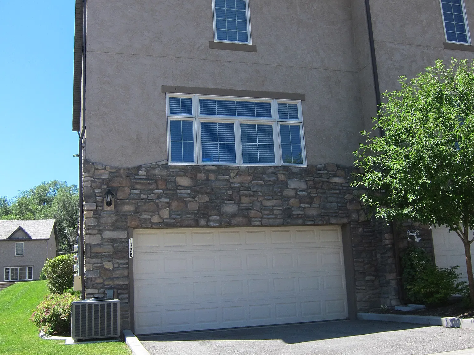 2 bed, 2.5 bath, 1800 sqft, $2,450 — Photo 2