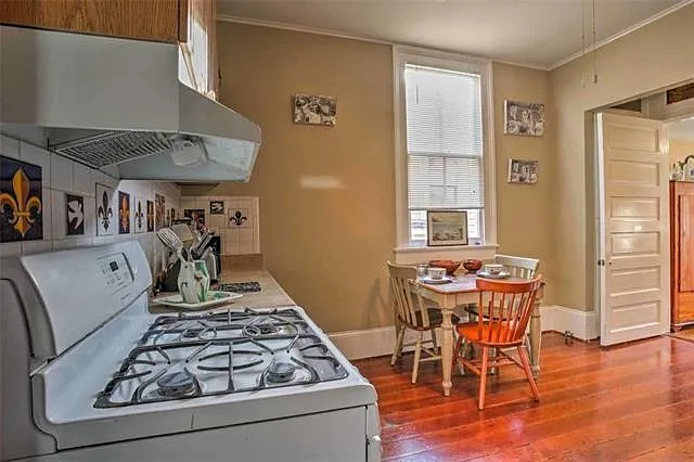 1008 Louisa St — Photo 6