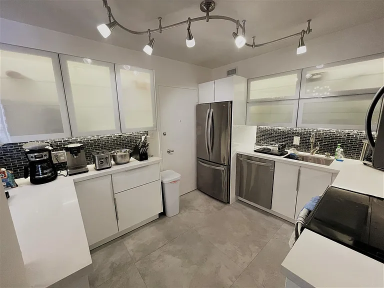 5161 Collins Ave #811 — Photo 10