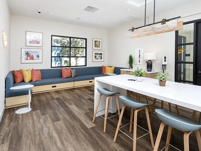 La Jolla Blue Apartments — Photo 9