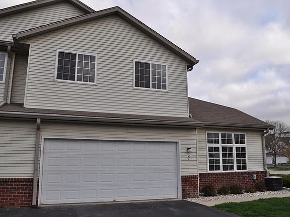 2.5 car garage with driveway entrance