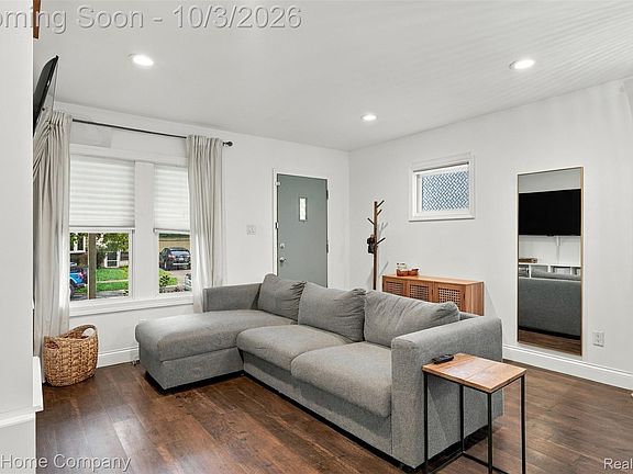 4th image of 1493 Browning St
