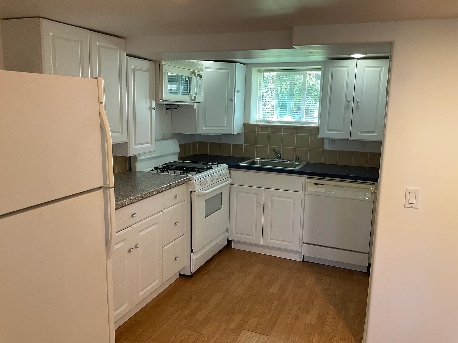 2 bed, 1050 sqft, $1,900 — Photo 4
