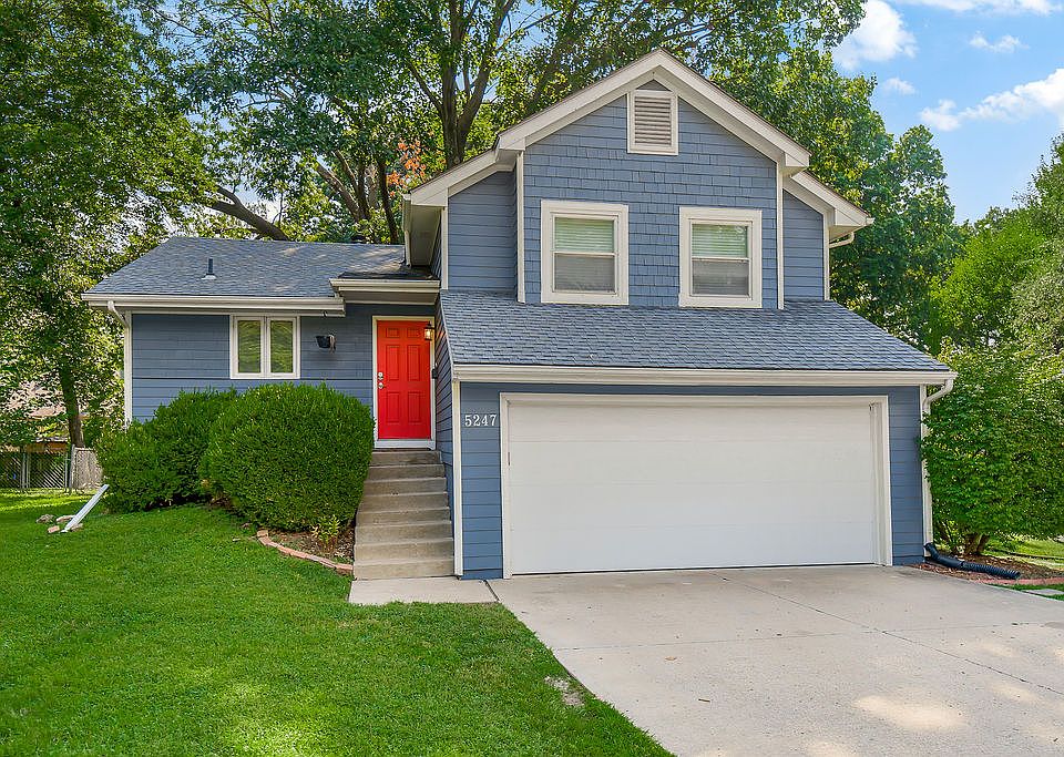 Beautiful home w/ hardwoods on main floor. 3 bedrooms, 3 bathrooms, plus auxiliary room. 2 car garage.
Kitchen with updated appliances including dishwasher!