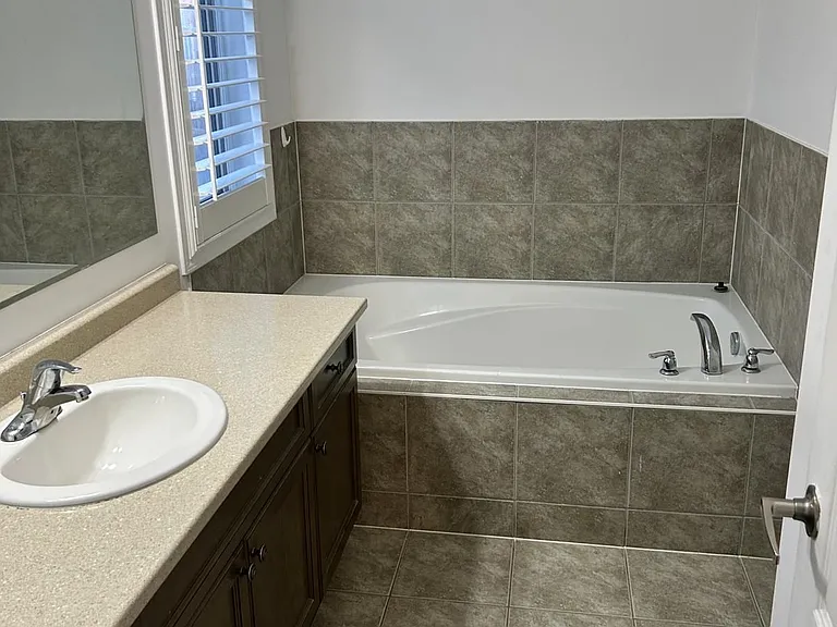 29 Robert Parkinson Dr #UPPER — Photo 17